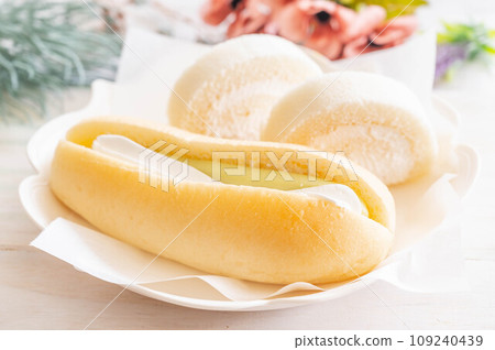 Roll cake and melon cream sandwich Roll cake and melon cream sandwich 109240439