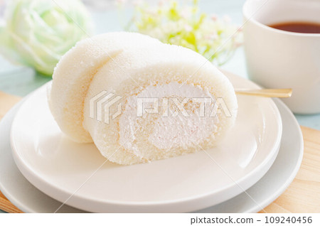 Pure white roll cake strawberry flavor Pure white roll cake strawberry flavor 109240456