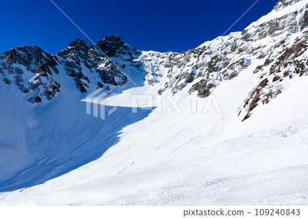 Climbing the Hotaka Mountain Range in the Northern Alps during the early summer snow season: Karasawa Curl and Mt. Maehotakadake 109240843