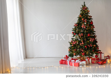 christmas tree with gifts, garlands and toys without people christmas tree with gifts, garlands and toys without people 109241030
