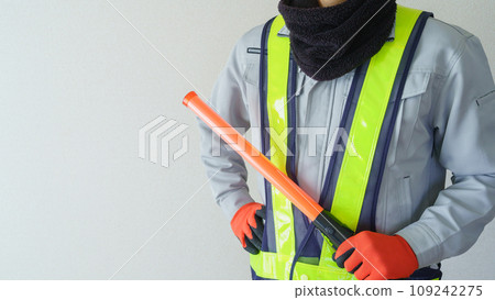 Protect against the cold with a neck warmer | Image of a guide with a guide light Protect against the cold with a neck warmer | Image of a guide with a guide light 109242275