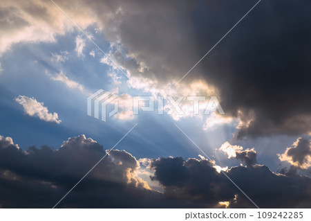 陽光透過雲層傾瀉而下 陽光透過雲層傾瀉而下 109242285