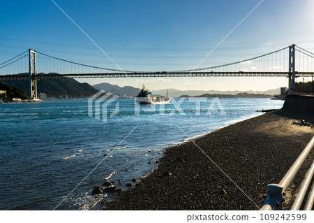 位於福岡縣北九州的關門大橋,橫跨關門海峽 位於福岡縣北九州的關門大橋,橫跨關門海峽 109242599