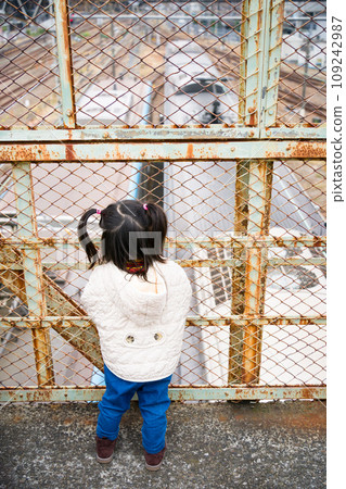 A girl who is a railway fan looking at trains from the Mitaka Overpass Bridge (overpass) in Mitaka, Tokyo, which was loved by Osamu Dazai. A girl who is a railway fan looking at trains from the Mitaka Overpass Bridge (overpass) in Mitaka, Tokyo, which was loved by Osamu Dazai. 109242987