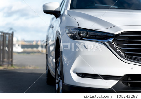 white SUV type passenger car white SUV type passenger car 109243268