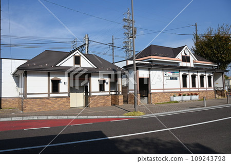 Kakamigahara Shiyakusho-mae Station on the Meitetsu Kakamigahara Line Kakamigahara Shiyakusho-mae Station on the Meitetsu Kakamigahara Line 109243798