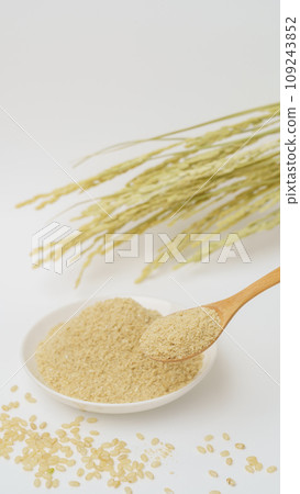 Rice bran/image | Brown rice, ears of rice, and rice bran 109243852