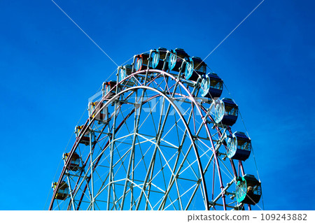 Ferris wheel blue sky 109243882