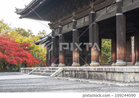 Kyoto in autumn, Nanzenji Temple, Sanmon gate covered in autumn leaves Kyoto in autumn, Nanzenji Temple, Sanmon gate covered in autumn leaves 109244090