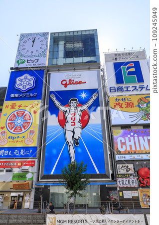 大阪市中央區道頓堀，遊客熙熙攘攘 109245949
