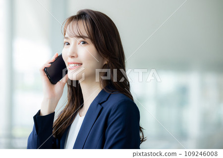 打電話給的女商人 109246008