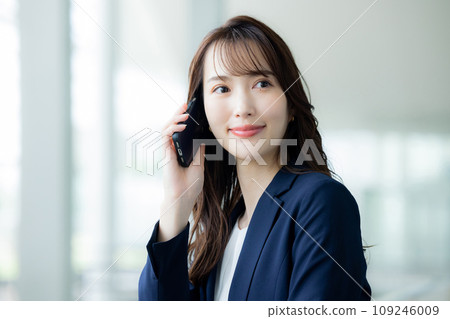 Business woman making a phone call 109246009