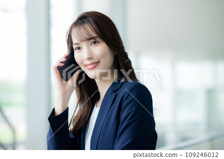 打電話給的女商人 109246012