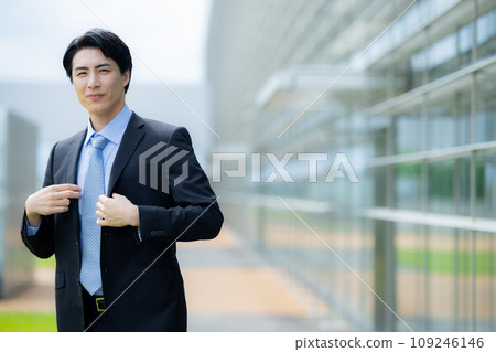 Businessman wearing a coat 109246146