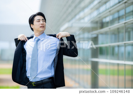 Businessman wearing a coat 109246148