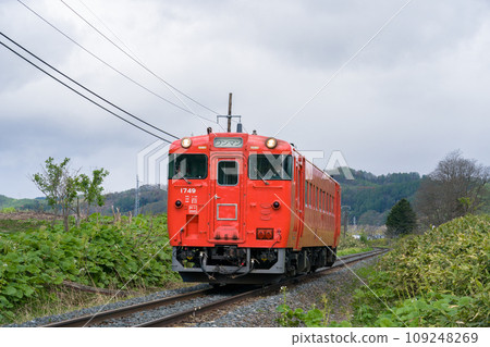 Kiha 40-1749, colored in the metropolitan area, runs on the Nemuro Main Line. Kiha 40-1749, colored in the metropolitan area, runs on the Nemuro Main Line. 109248269