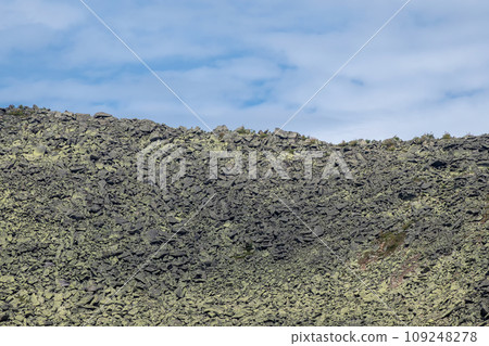 Kurumnik, a scattering of stones on the pass. Western Sayans kurumnik, stones, cobblestones, moss with a unique landscape 109248278