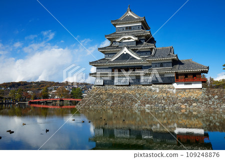 Matsumoto Castle in autumn leaves and the scenery reflected on the water surface, the mountain range of the Northern Alps 109248876