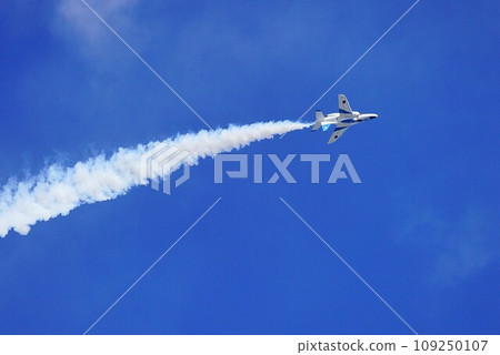 Blue Impulse 拖著尾跡飛行 109250107