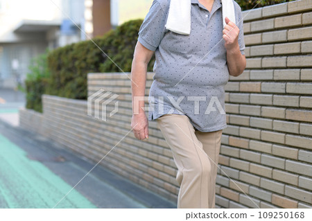 老年婦女步行健康、老年飲食、運動、健康習慣、步行、修剪 109250168