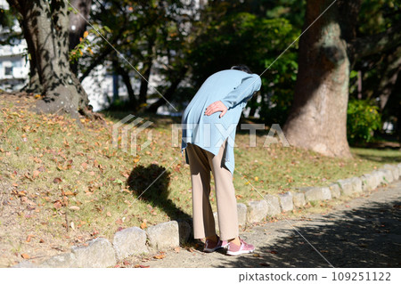 老年婦女抱怨腰痛、老年人、腰痛、臀部疼痛、擔心、焦慮、行走、低頭 老年婦女抱怨腰痛、老年人、腰痛、臀部疼痛、擔心、焦慮、行走、低頭 109251122