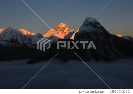 Sunset view from the Gokyo Valley, Mount Everest and sea of fog. 109251632
