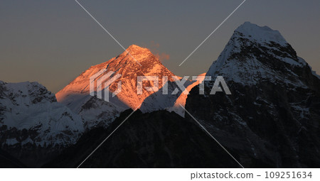 Majestic Mount Everest at sunset, view from the Gokyo Valley, Nepal. 109251634