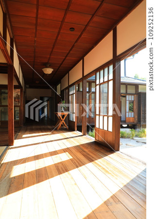 夏日陽光明媚的早晨，陽光明媚的走廊（日本山口縣萩市） 109252136