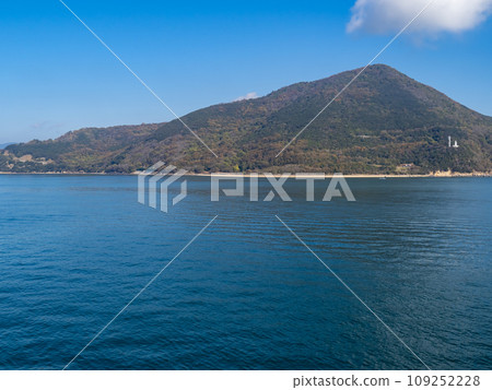 Scenery of Shodoshima (Jizosaki (Shakagahana) at the southern tip of the Santo Peninsula) and the Seto Inland Sea. 109252228