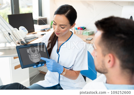 Dental consultation in clinic. 3D tomography. 109252600