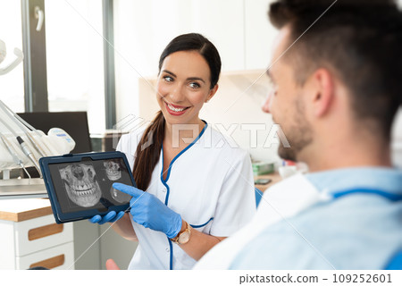 Dental consultation in clinic. 3D tomography. 109252601