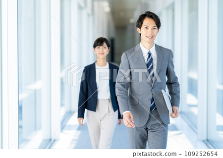 走在過道上的商務人士。 109252654