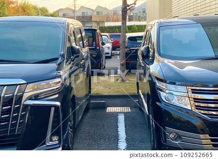 Luxury minivans lined up in the parking lot 109252665