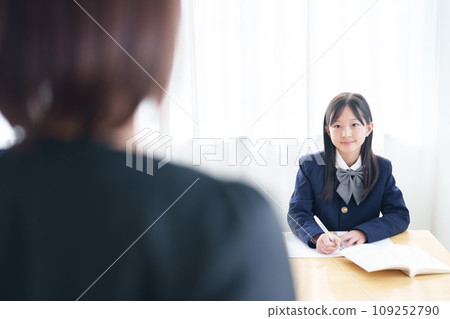 和導師一起學習的女孩 和導師一起學習的女孩 109252790