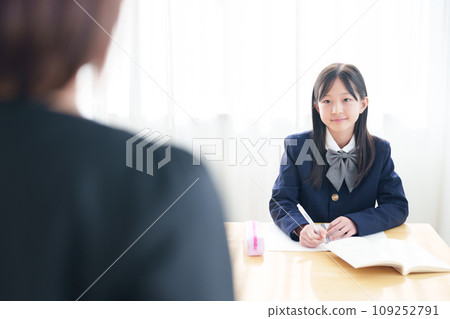 girl studying with tutor 109252791