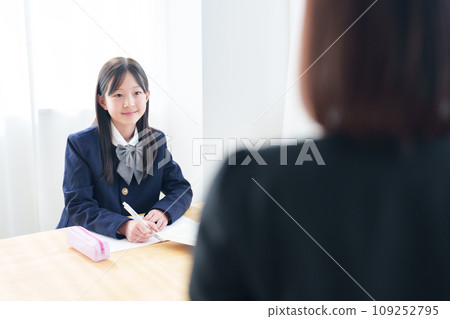 girl studying with tutor 109252795