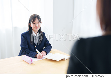 girl studying with tutor 109252796