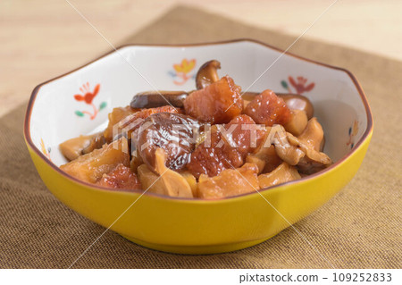 Teriyaki potatoes, bacon and mushrooms 109252833
