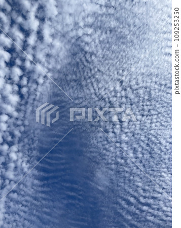 Autumn clouds and sky that look like something ③ 109253250