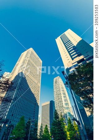 Shinjuku subcenter, skyscrapers looking up at the Chuo-dori East intersection 2023.11 d-4 Emphasis on warm colors and cool colors Shinjuku subcenter, skyscrapers looking up at the Chuo-dori East intersection 2023.11 d-4 Emphasis on warm colors and cool colors 109253583