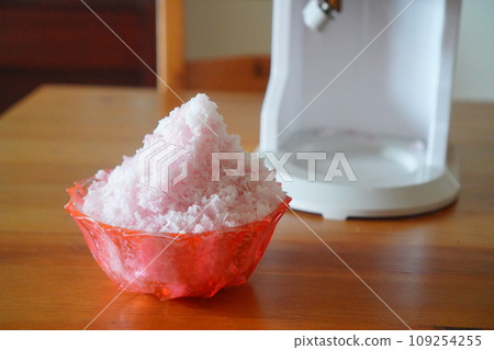 Fluffy shaved ice with milk ice Fluffy shaved ice with milk ice 109254255