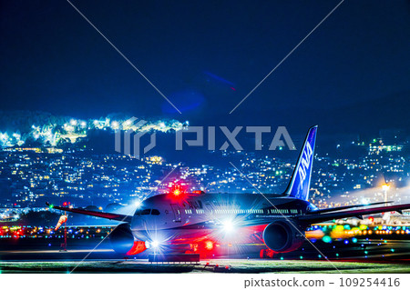 伊丹機場夜景,起飛前的飛機,大阪府豐中市 伊丹機場夜景,起飛前的飛機,大阪府豐中市 109254416