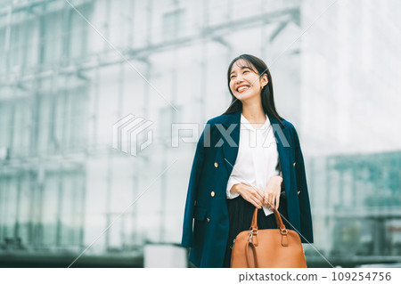 背景中有辦公樓的女商人 109254756