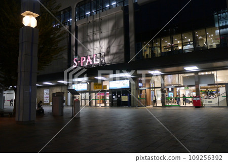 Gunya Keiyama Station and the night view in front of the station 109256392