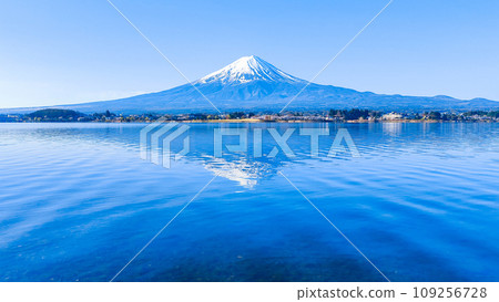 Mt. Fuji (from the shore of Lake Kawaguchi in spring) 109256728