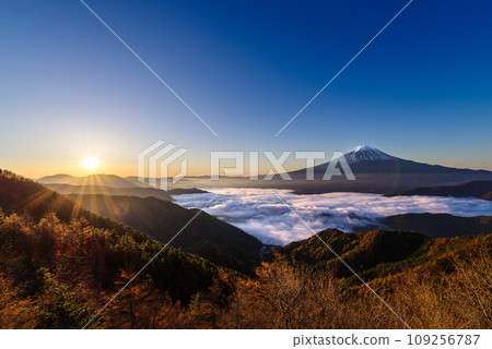 日本風景“富士山和雲海” 109256787