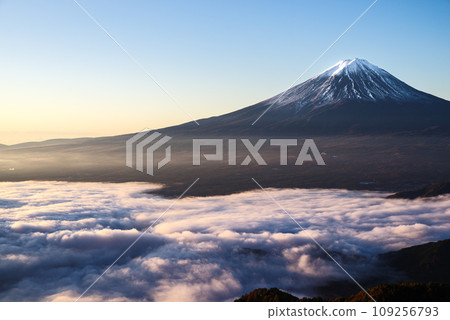 日本風景“富士山和雲海” 日本風景“富士山和雲海” 109256793