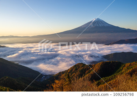 日本風景“富士山和雲海” 109256798