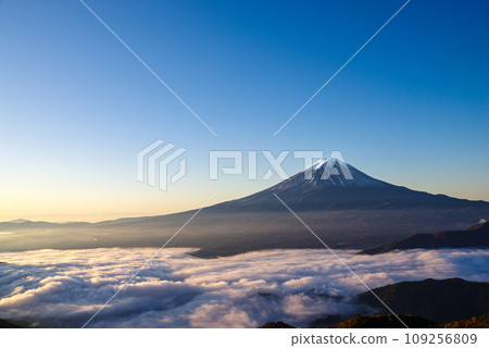 日本風景“富士山和雲海” 109256809