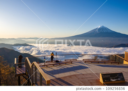 日本風景“富士山和雲海” 日本風景“富士山和雲海” 109256836